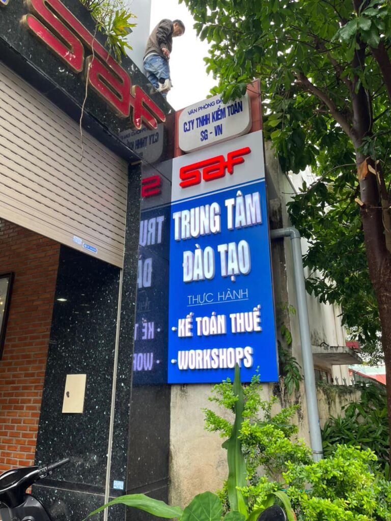 thi công hộp đèn quảng cáo bmt