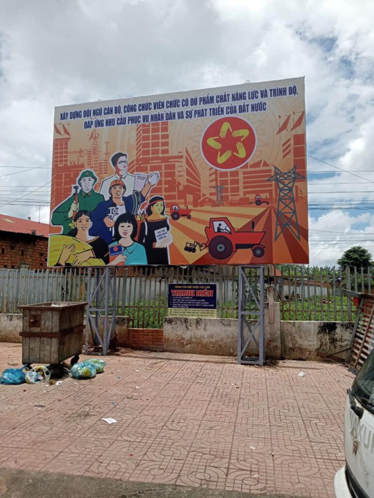 thi công pano quảng cáo ngoài trời BMT