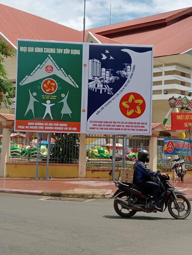 thi công pano quảng cáo ngoài trời BMT