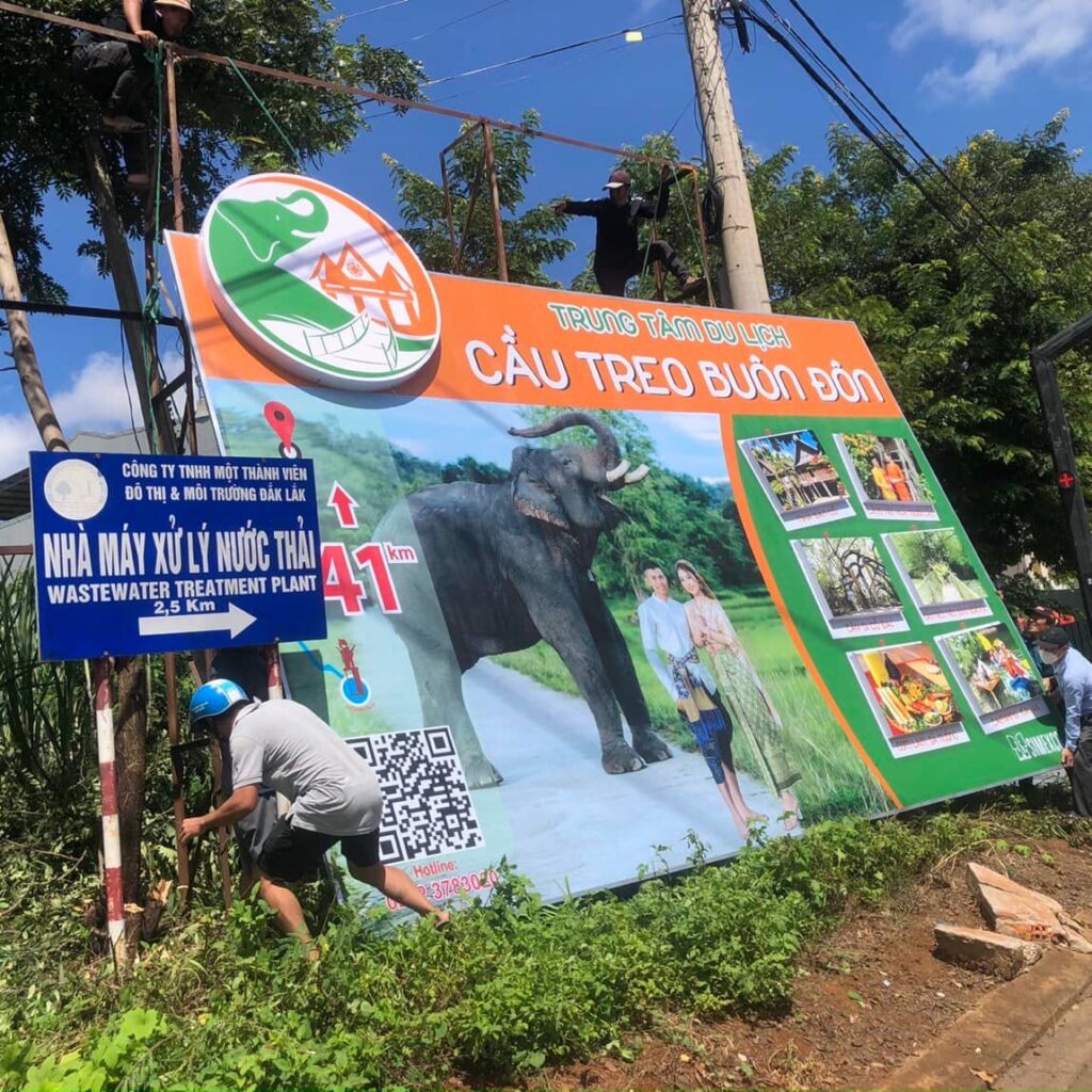 thi công pano quảng cáo ngoài trời BMT